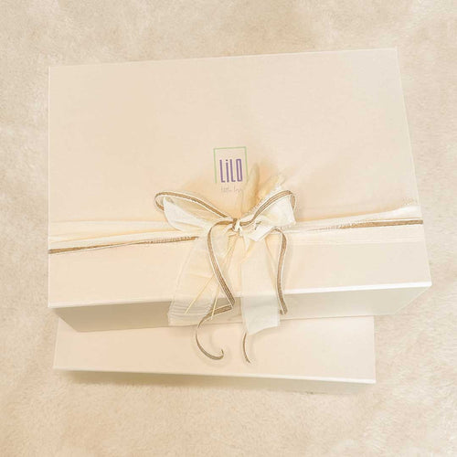 Baby Basics Box von lilo - Little Love, Geschenkbox mit Schleife, enthält Babygeschenke in dekorativer Verpackung.